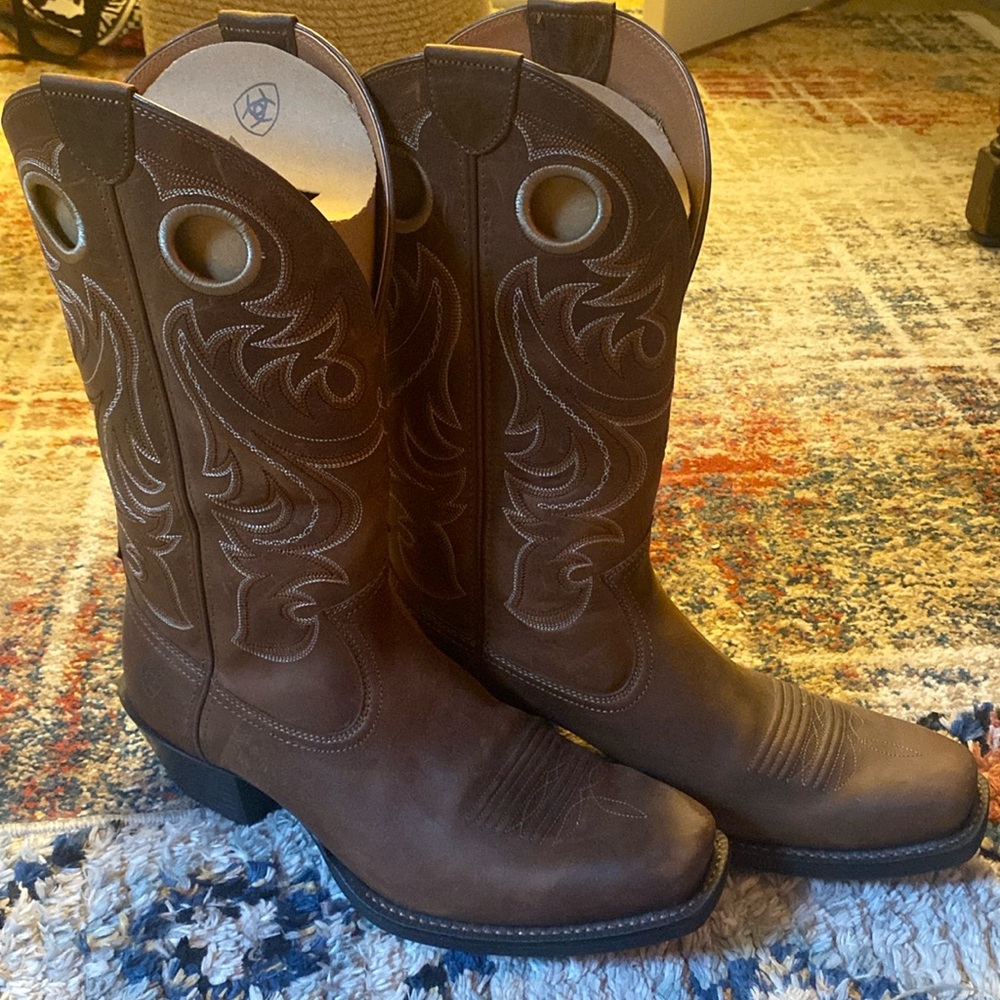 Men’s size 11 Ariat cowboy boots